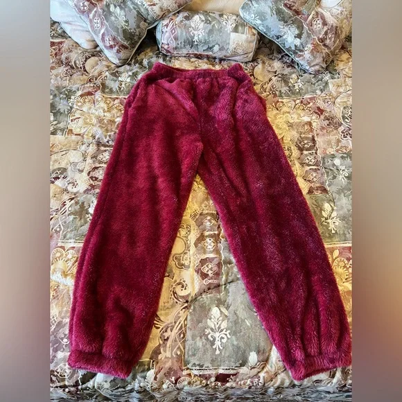 Fenclushy Plush Burgundy Lounge Set - Picture 4 of 7